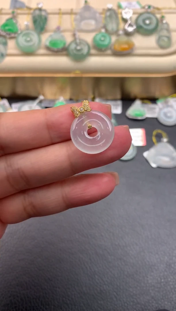 翡翠18K金镶嵌颈饰F463