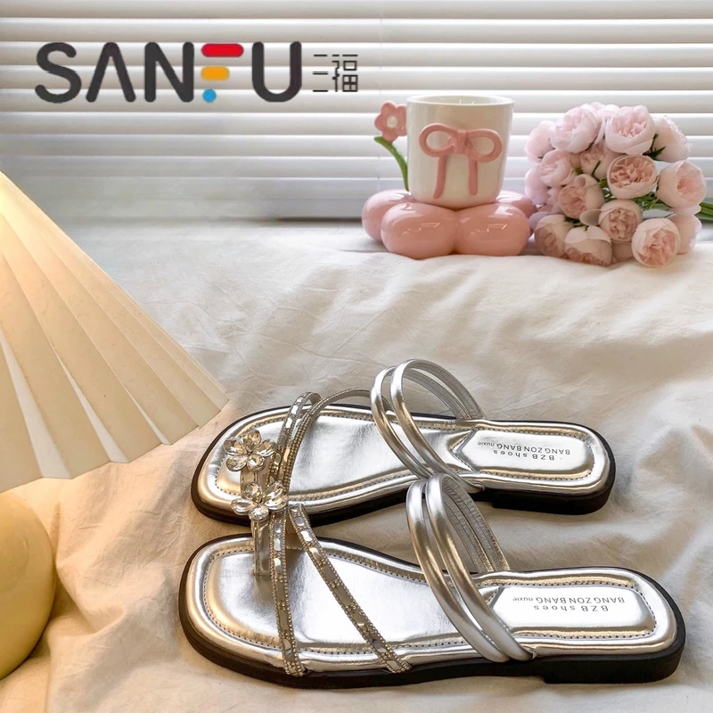 三福绝美配裙子水钻套趾凉拖鞋女2025夏季新款平底海边沙滩凉鞋