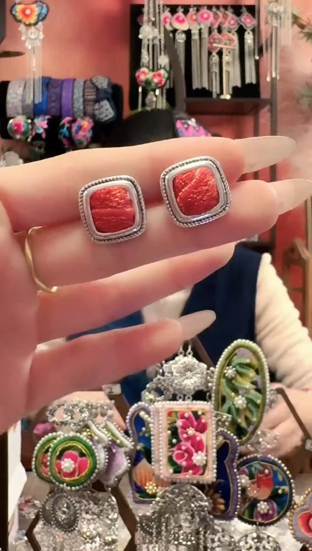 织绣云织谣民族风精美饰品   200