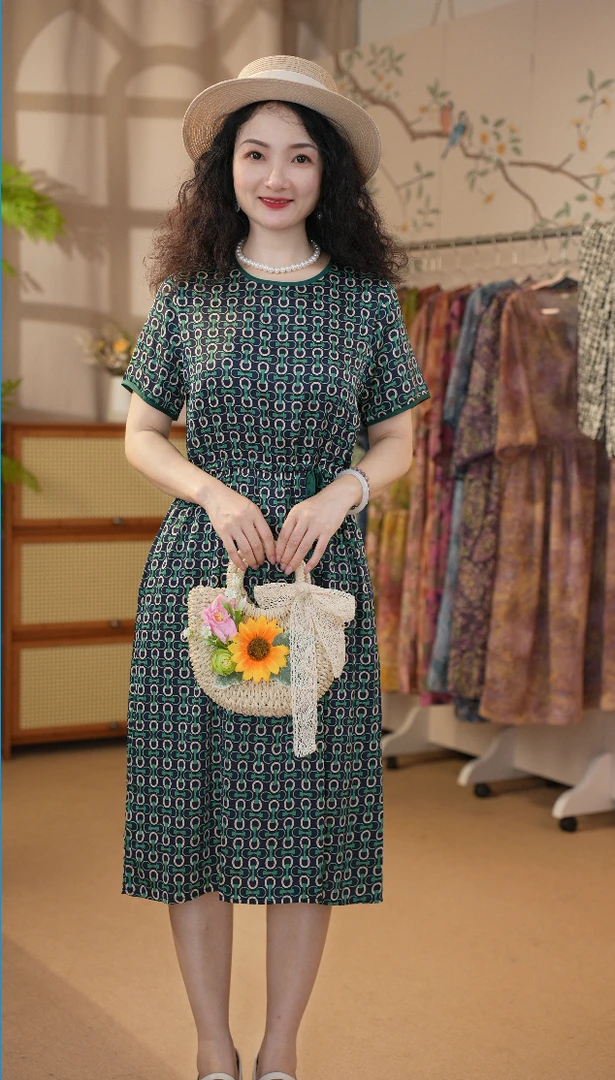 妈妈装减龄显瘦连衣裙绿色链条圆领收腰遮肉中长款中老年女装1961