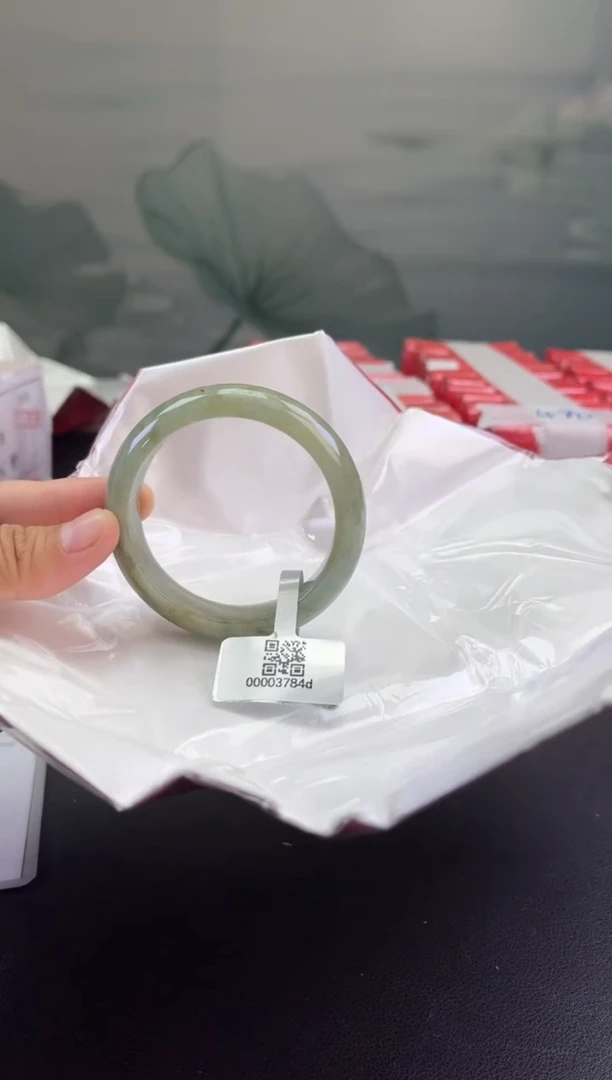 翡翠手镯未镶嵌翡翠手镯