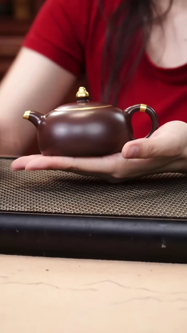 茶壶紫砂四号井茄皮紫泥描金半月160cc