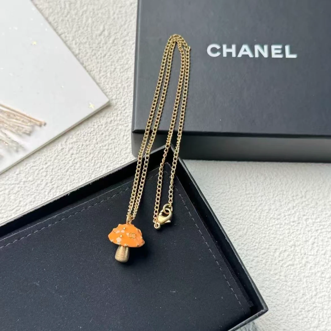 95新 Chanel/香奈儿 展会外场！蘑菇吊坠项链