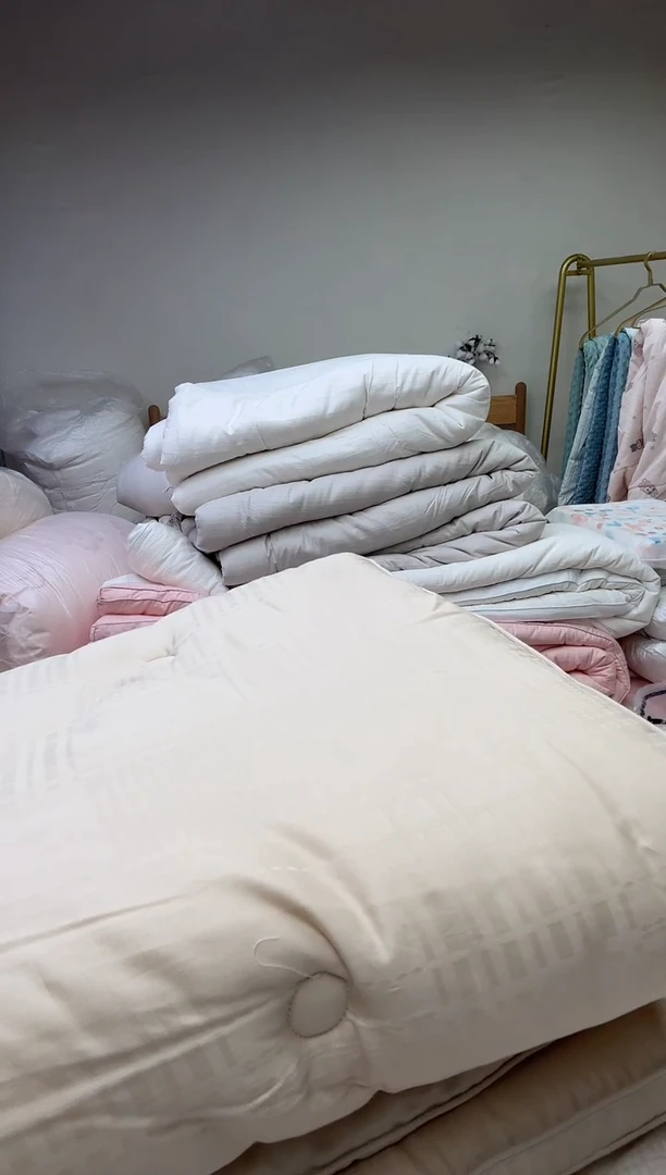 95%以上香槟150*200//6斤左右冬被