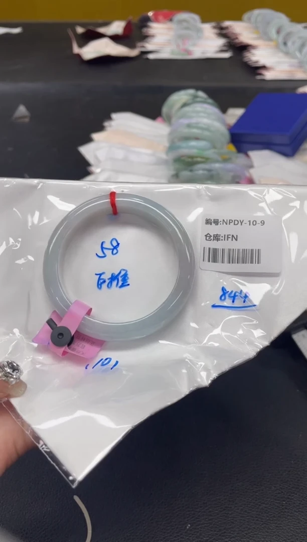 翡翠手镯未镶嵌翡翠手镯