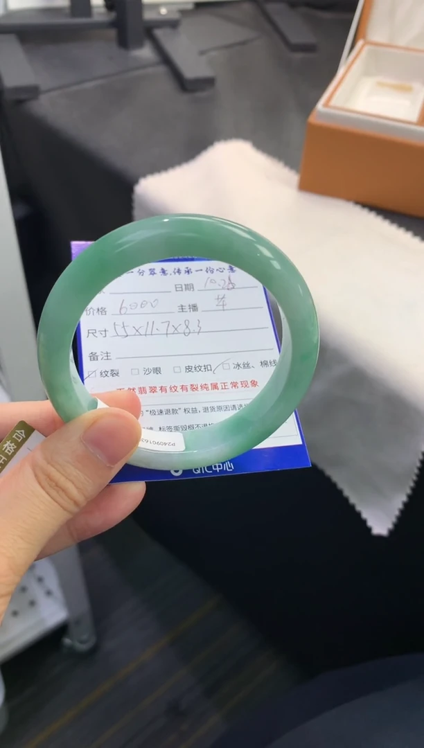 未镶嵌手镯翡翠退货需手镯吊牌标签完好