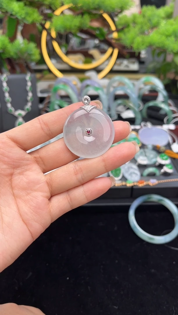 颈饰18K金镶嵌翡翠吊坠