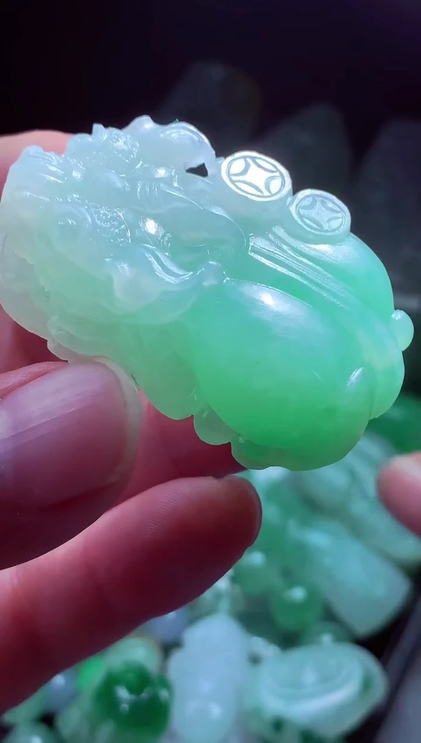 未镶嵌定制翡翠雨***?翡翠毛货定制