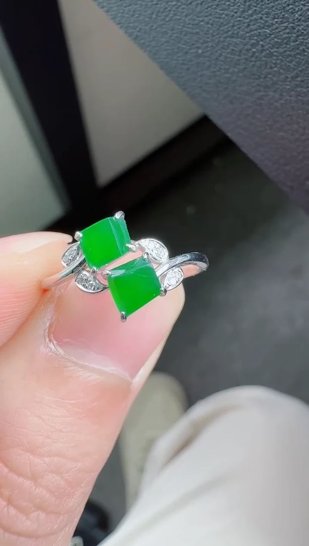 18K金镶嵌戒指翡翠?****桃寄售回流，不退不换