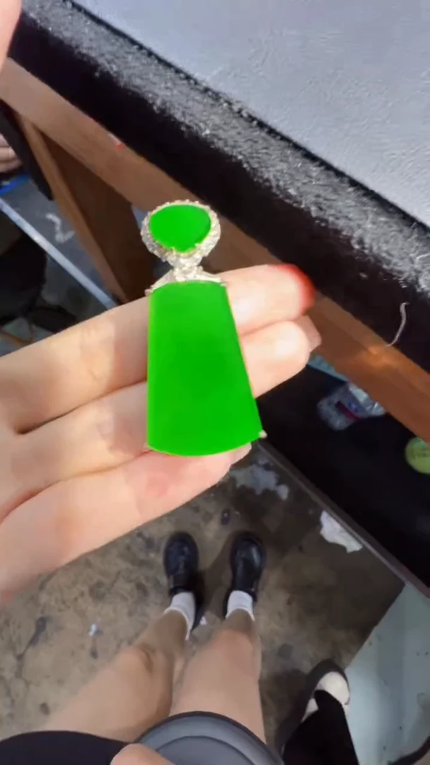 定制翡翠未镶嵌翡翠A货有轻微色差属于正常现象，无事牌1