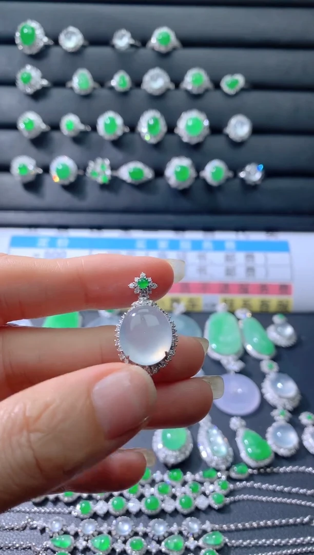 颈饰18K金镶嵌翡翠18K翡翠伴钻