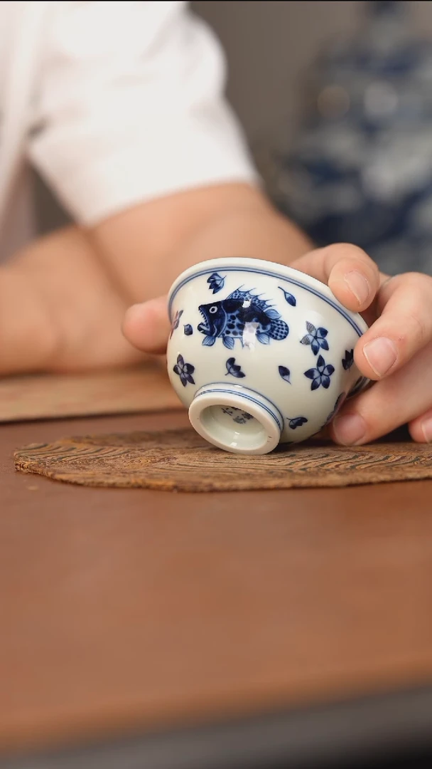 杯六邑柴窑青花鱼杯