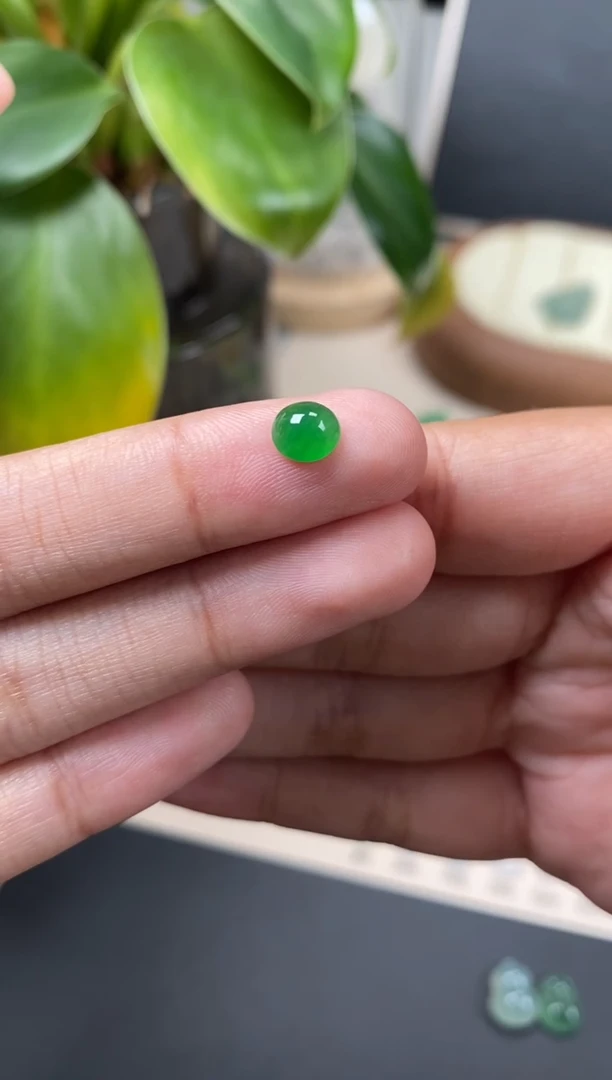 【闪购商品】翡翠颈饰未镶嵌翡翠冰绿蛋面