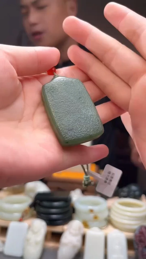 颈饰未镶嵌和田玉吊坠