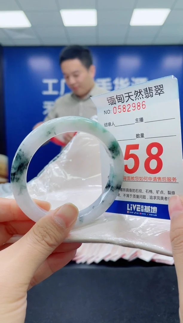 未镶嵌手镯翡翠天然翡翠手镯
