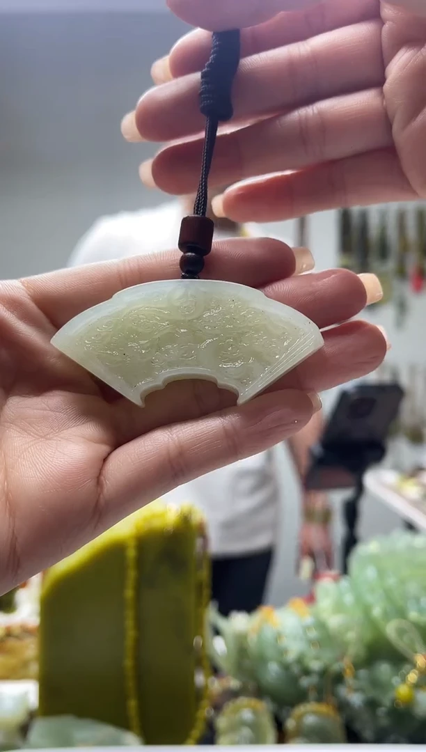 未镶嵌岫玉颈饰`