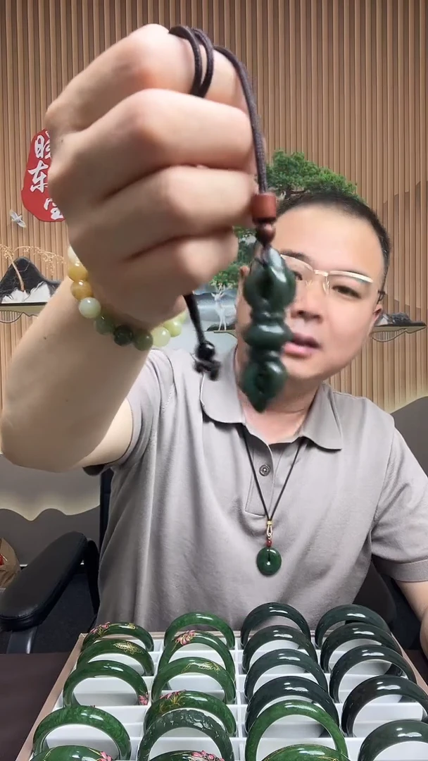 和田玉未镶嵌颈饰金刚