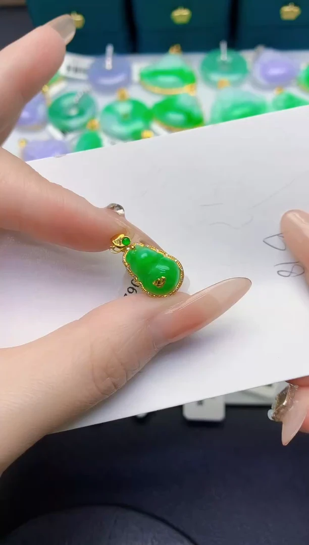 颈饰18K金镶嵌翡翠缅甸天然翡翠A货