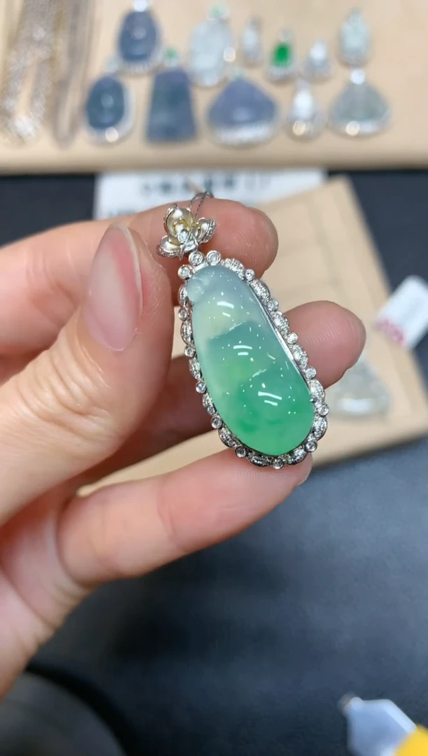 【闪购商品】翡翠吊坠(不含链)18K金镶嵌福豆【无服务费