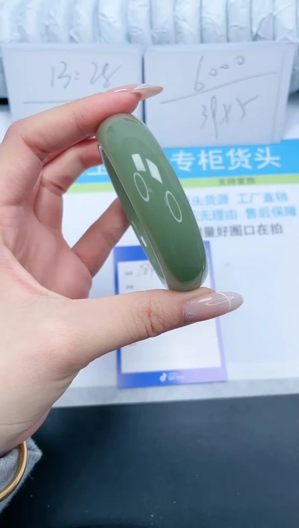 【闪购商品】石英质玉手镯未镶嵌184-56.8