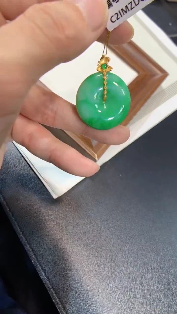 颈饰18K金镶嵌翡翠平安扣