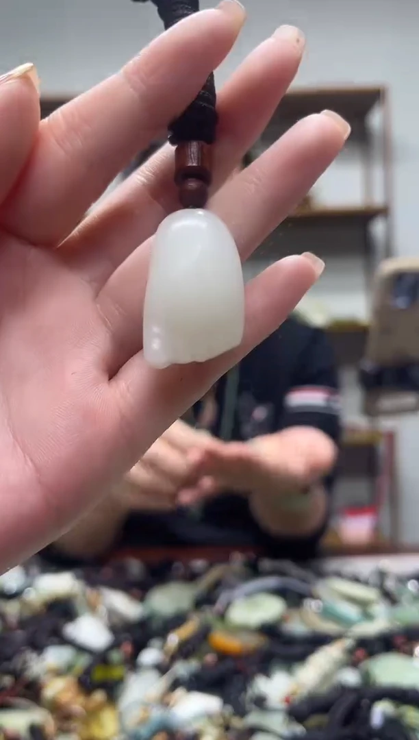 未镶嵌岫玉吊坠`