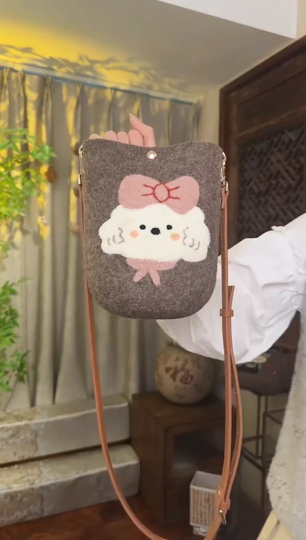 羊毛非遗纯手工包  手机包小狗