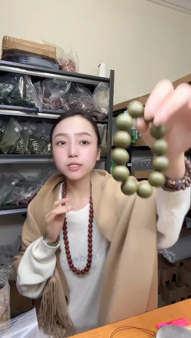 泥塑绿沈1.8手串瑕疵