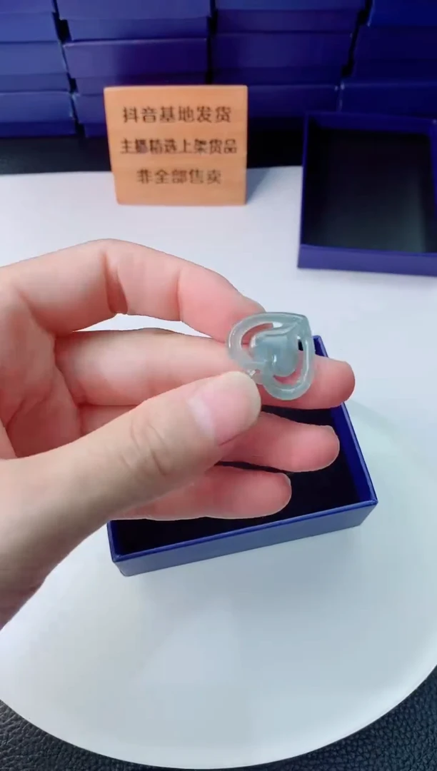 颈饰未镶嵌翡翠   `