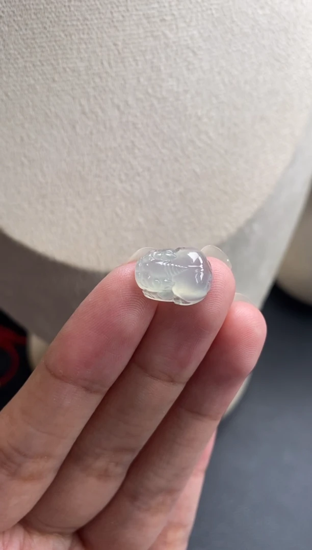 颈饰未镶嵌翡翠冰种裸石