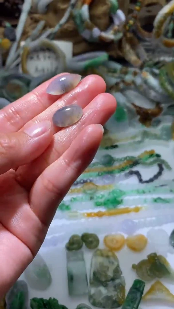 定制翡翠未镶嵌小**哥翡翠挂件