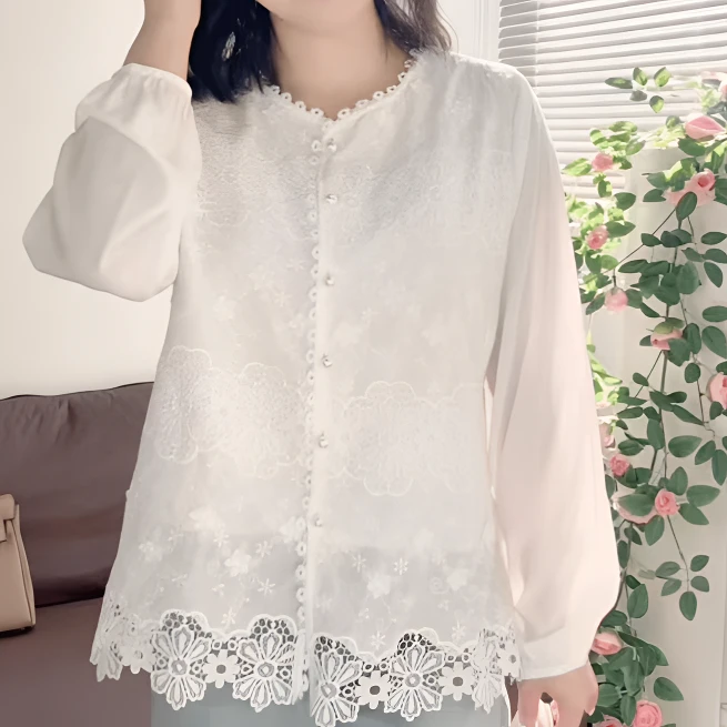 春季新款女装时尚百搭镂空花朵蕾丝圆领珍珠扣长袖上衣