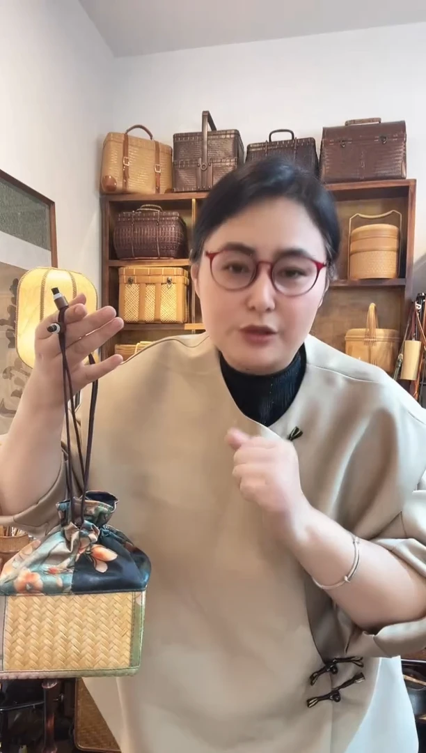 XJDM46-1缎面印花方形扎口杯笼