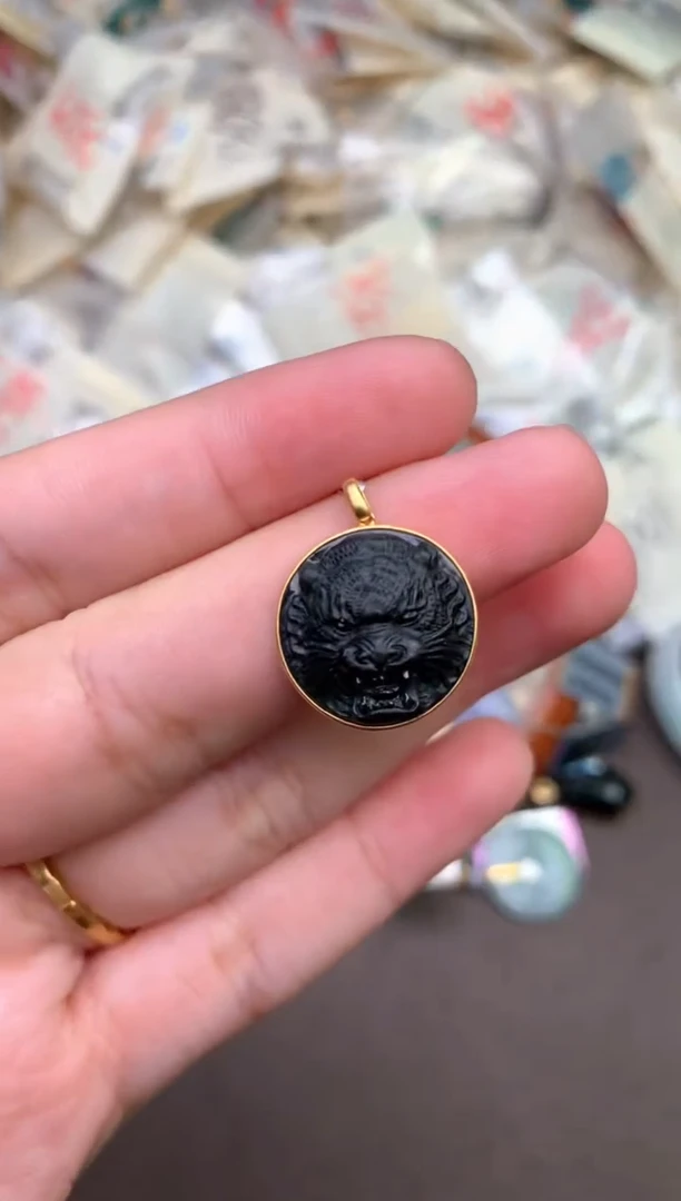 18K金镶嵌挂件翡翠 —