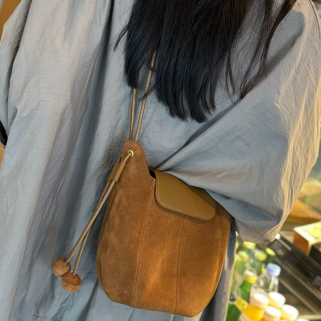 白缇雅复古南瓜包女包2025新款软皮水桶包磨砂高级感托特包单肩包