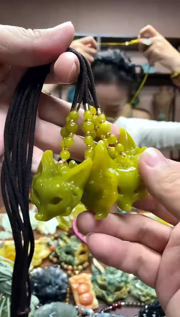 未镶嵌岫玉吊坠多样性发货发其中之一