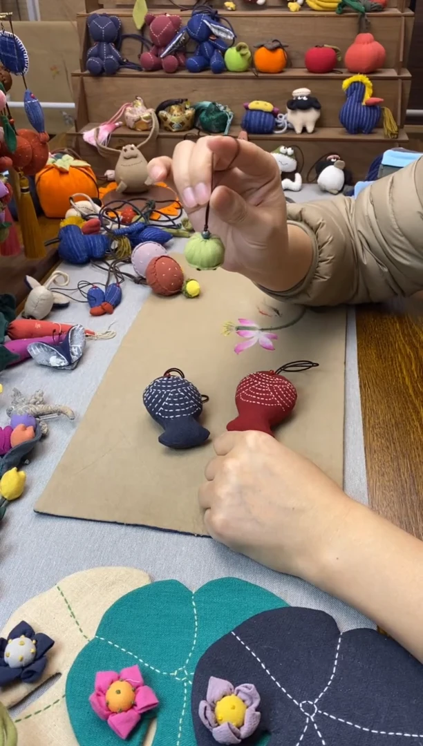 布刺绣胖鱼（红色+蓝色）+瓷珠绿小莲蓬