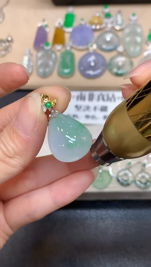 颈饰18K金镶嵌翡翠水滴【无服务费