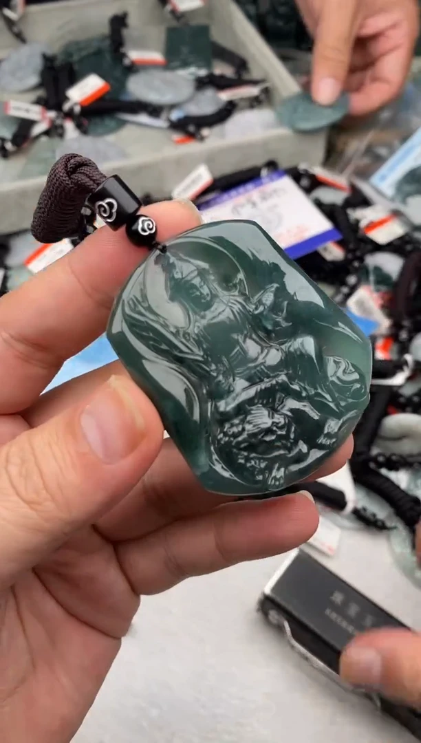 翡翠未镶嵌颈饰多样性发其一