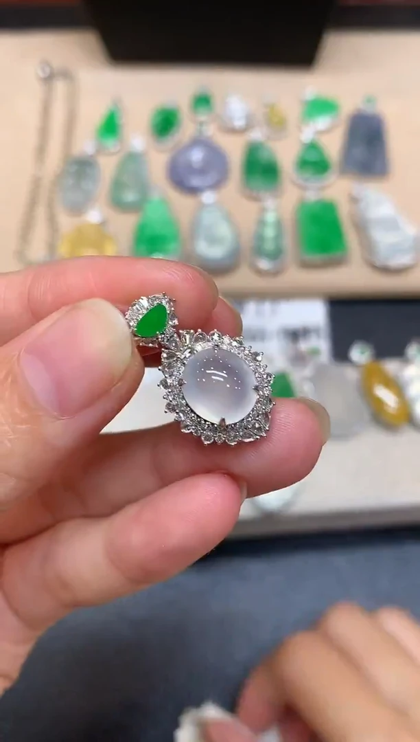 颈饰18K金镶嵌翡翠蛋面【无服务费