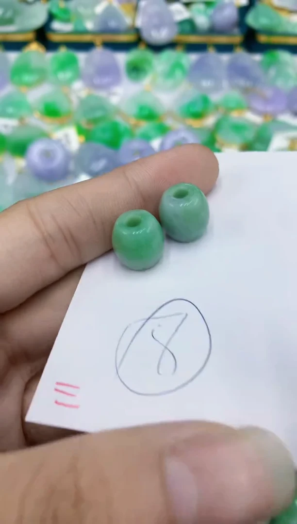 翡翠未镶嵌颈饰多样性发其一