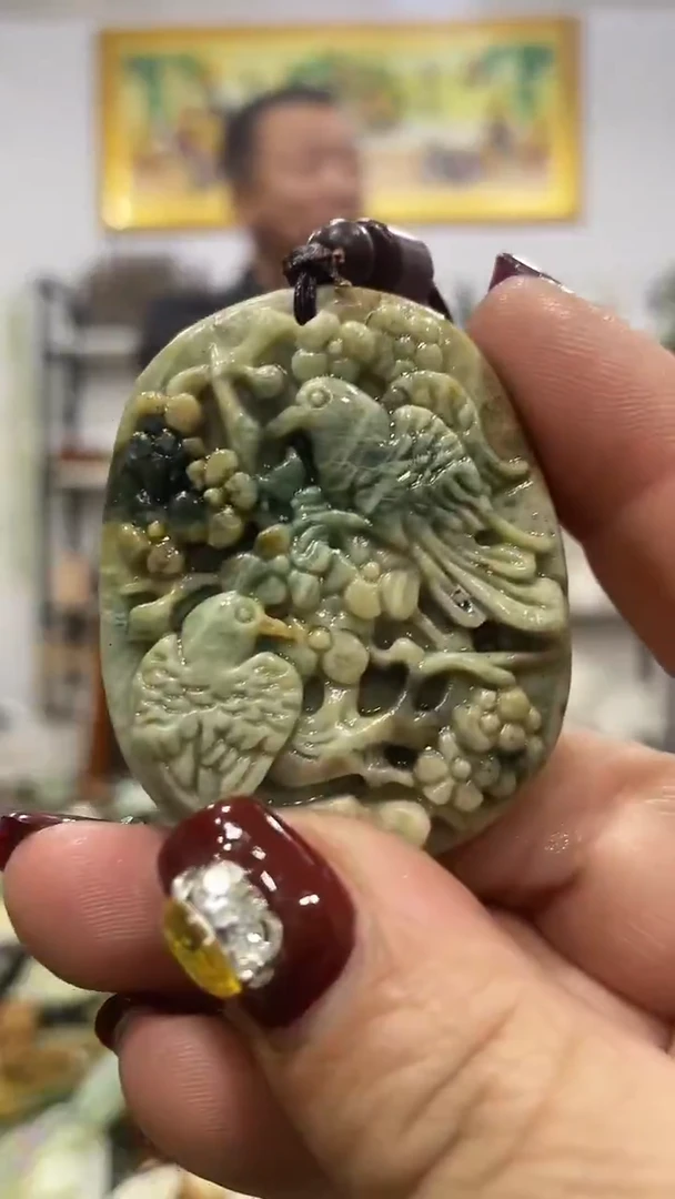 未镶嵌蛇纹石玉吊坠