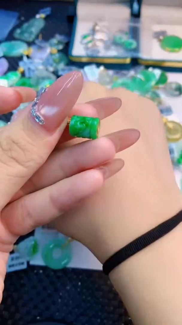 翡翠18K金镶嵌吊坠(不含链)1