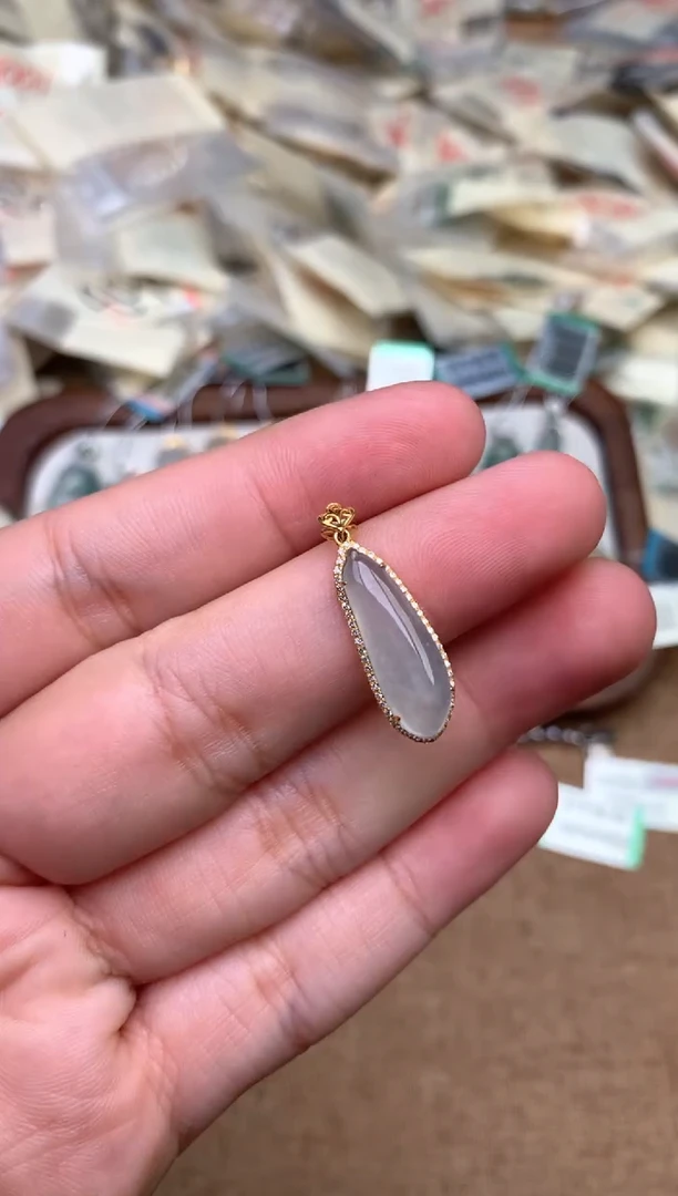 18K金镶嵌挂件翡翠一