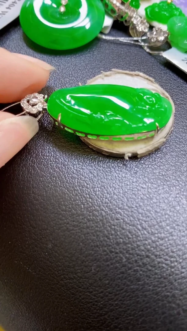 颈饰18K金镶嵌翡翠荷叶