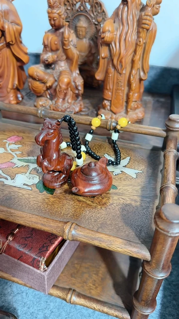 【闪购商品】花梨木类木雕手把件