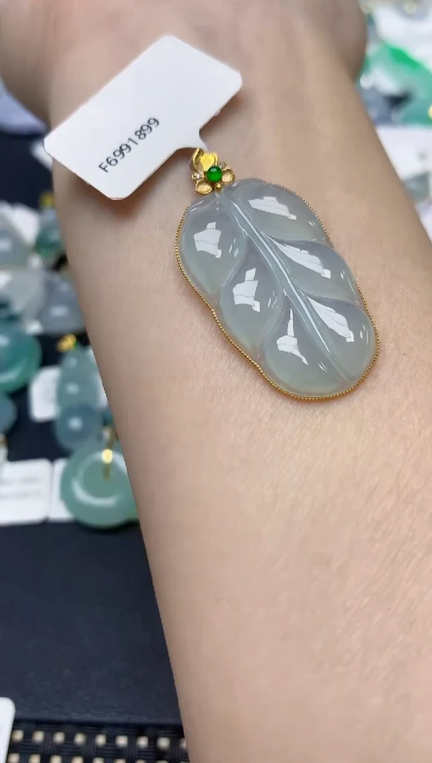 颈饰18K金镶嵌翡翠天然缅甸A货翡翠
