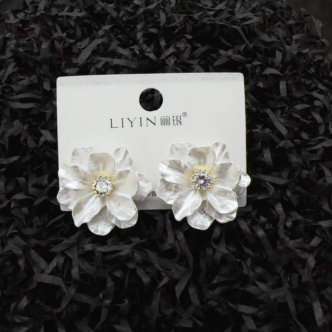 铜合金锆石耳饰 甜美女耳环简约经典温柔小众百搭山茶花白色法式