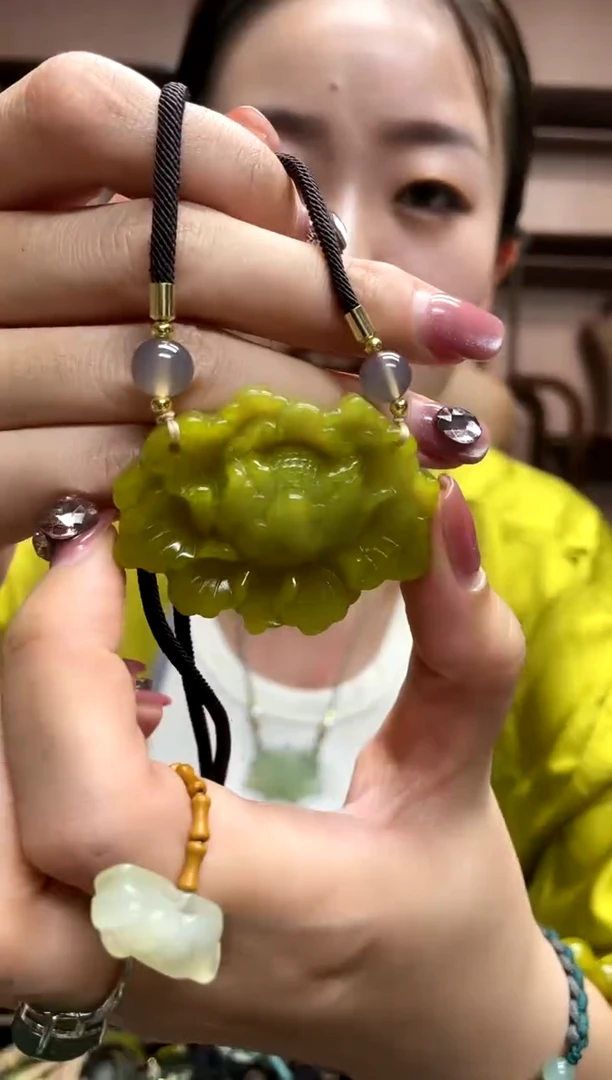 岫玉未镶嵌吊坠·
