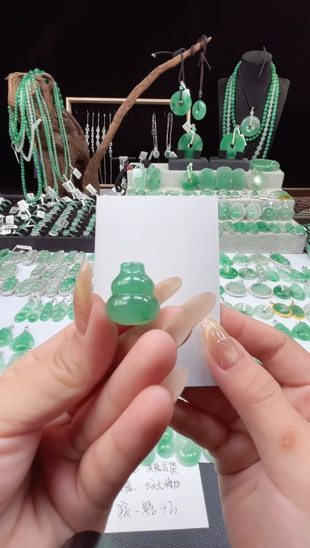 吊坠(不含链)未镶嵌石英质玉（非洲翠）25.78葫芦